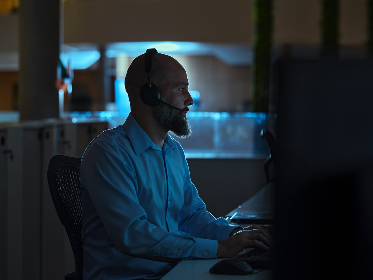 Hombre frente a su computadora